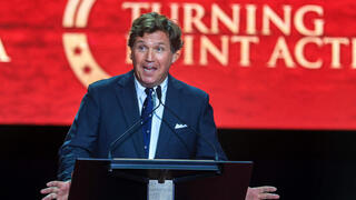 טאקר קרלסון ב טקס לזכר צ'רלי קירק  באצטדיון ב גרנדייל אריזונה ארה"ב