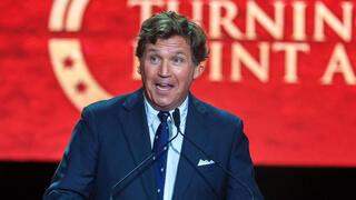 טאקר קרלסון ב טקס לזכר צ'רלי קירק  באצטדיון ב גרנדייל אריזונה ארה"ב