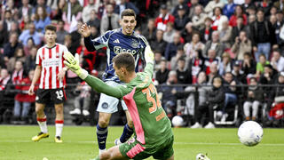 שחקן איאקס אוסקר גלוך כובש נגד פ.ס.וו איינדהובן