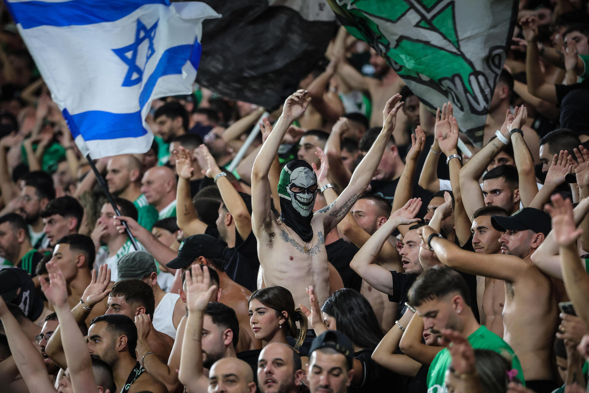 אוהדי מכבי חיפה בדרבי נגד הפועל חיפה 