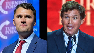 טאקר קרלסון ב טקס לזכר צ'רלי קירק  באצטדיון ב גרנדייל אריזונה ארה"ב