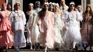 תצוגת אביב-קיץ 2026 של בורה אקסו בשבוע האופנה בלונדון