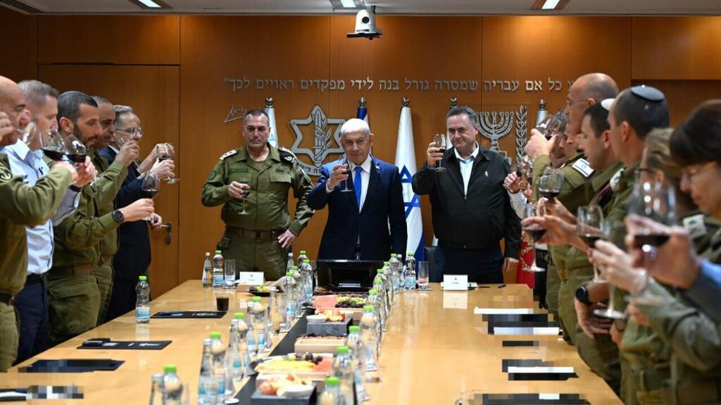 נתניהו בהרמת כוסית לראש השנה עם פורום מטכ״ל