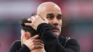 פפ מחבק את ברנדו סילבה בסיום המשחק באמירויות