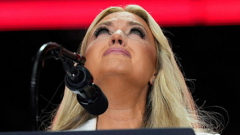 אלמנתו של קירק בטקס האזכרה