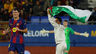 האוהד שפרץ לכר הדשא עם דגל פלסטין