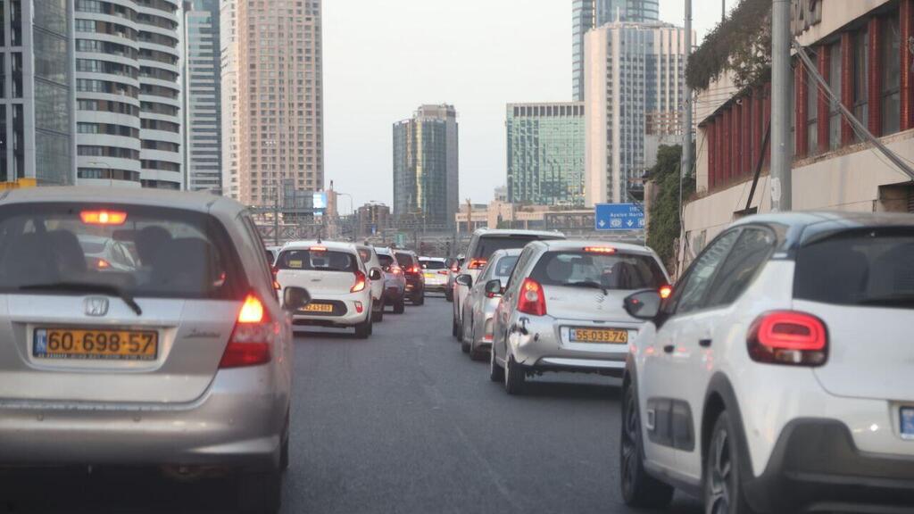 Дорожный затор в Тель-Авиве (Фото: Моти Кимхи) פקקים באזור תל אביב