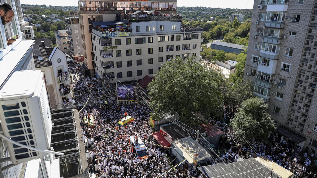 המונים באזור קבר רבי נחמן