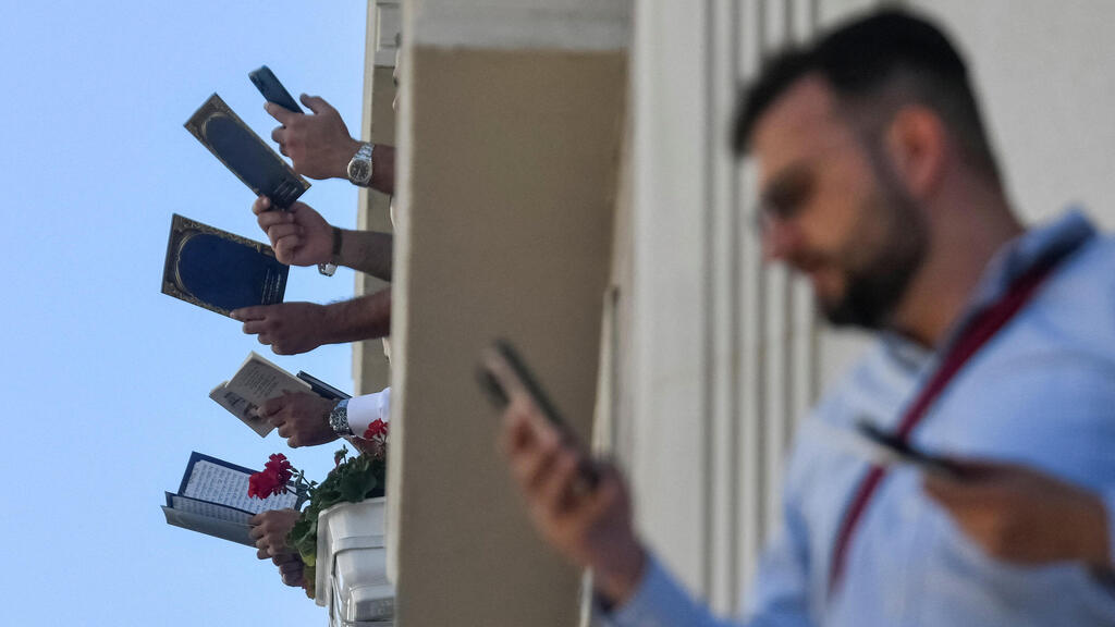 מתפללים באומן