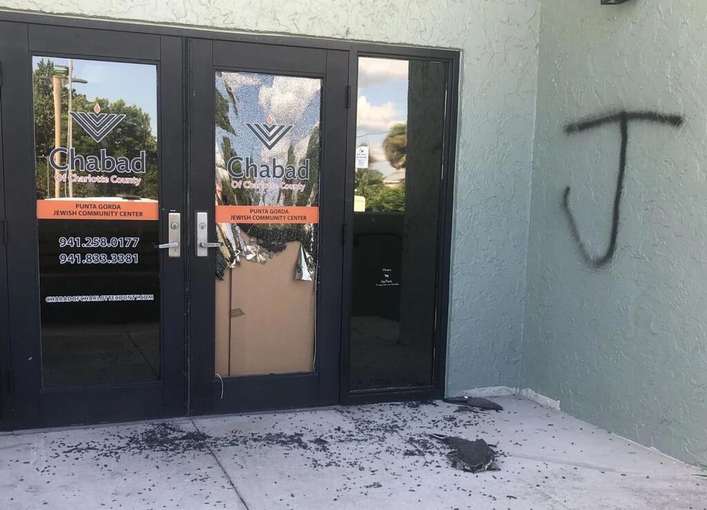 The letter 'J' was spray-painted at the entrance (Photo: Chabad of Charlotte County) האות J רוססה בכניסה למבנה