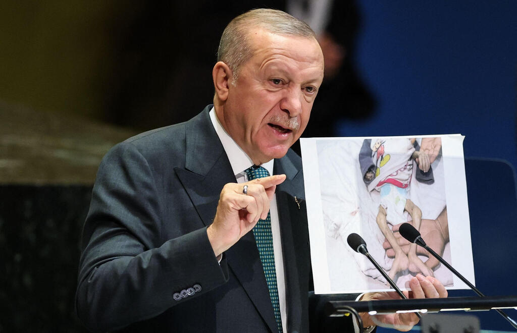 Turkish President Recep Tayyip Erdogan at the United Nations General Assembly (Photo: Angela Weiss / AFP) נשיא טורקיה ארדואן מציג תמונה מעזה בעצרת הכללית של האו"ם בניו יורק