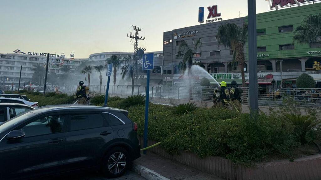 На месте падения беспилотника в Эйлате (Фото: Служба пожарной охраны ) פגיעת כטב"ם באילת