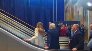 טראמפ ומלניה עולים במדרגות הנעות שמפסיקות לעבוד