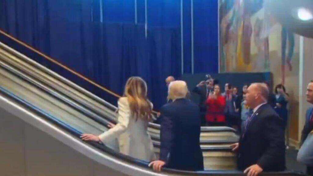 טראמפ ומלניה עולים במדרגות הנעות שמפסיקות לעבוד