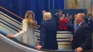 טראמפ ומלניה עולים במדרגות הנעות שמפסיקות לעבוד