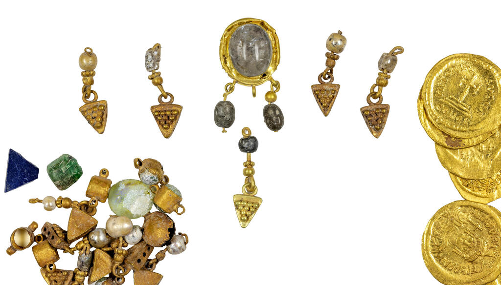 Ювелирные украшения (Фото: д-р Михаэль Айзенберг, Хайфский университет) חלק מתכשיטי הזהב שהתגלו