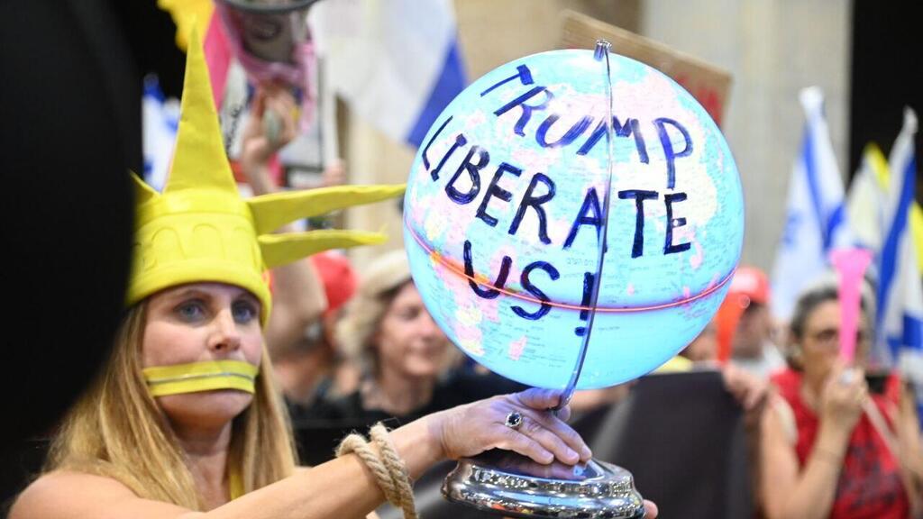 הפגנה בנתב"ג לקראת המראתו של ראש הממשלה בנימין נתניהו לארה"ב