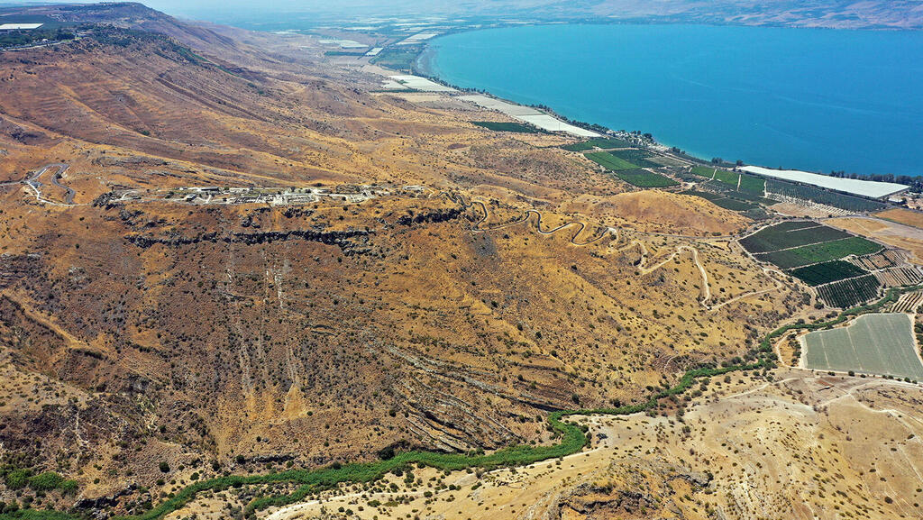 Сусита возвышается над Кинеретом (Фото: д-р Михаэль Айзенберг, Хайфский университет) סוסיתא והכינרת