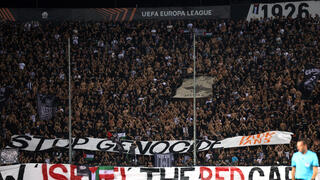 אוהדי פאוק והשלטים נגד ישראל