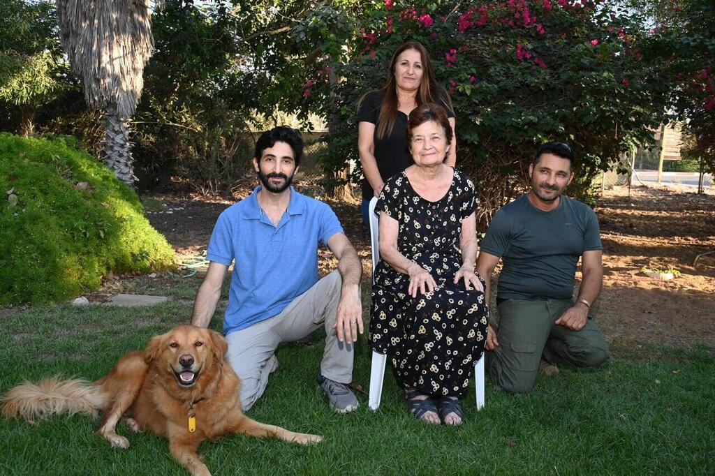 Debbie’s mother, her two brothers and sister, together with Goldie the dog (Photo: Herzl Yosef) משפחתה של דבורה אברהם ז"ל שנפלה ב7 באוקטובר