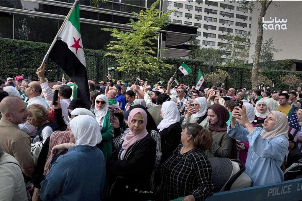 סורים ב ארה"ב מתאספים מחוץ לבניין עצרת ה או"ם לקראת נאום אחמד א-שרע נשיא סוריה
