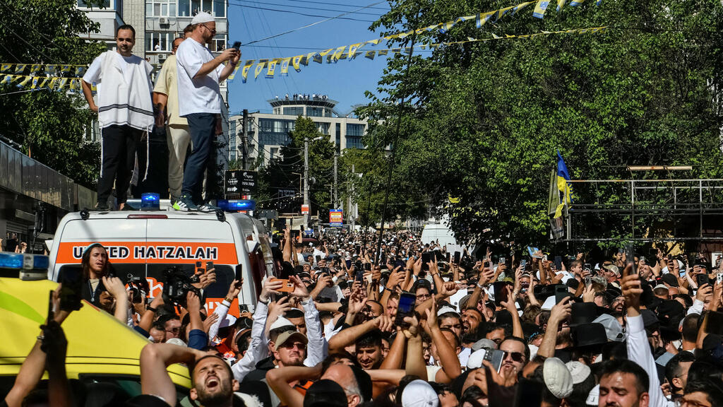 Амбуланс "Ихуд-ацала" в Умани (Фото: REUTERS/Vladyslav Musiienko) המוני ישראלים באומן בערב החג