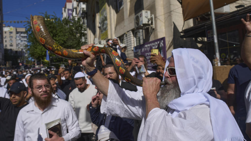 Трубление в шофар в Умани (Фото: AP Photo/Efrem Lukatsky) תוקעים בשופר באומן