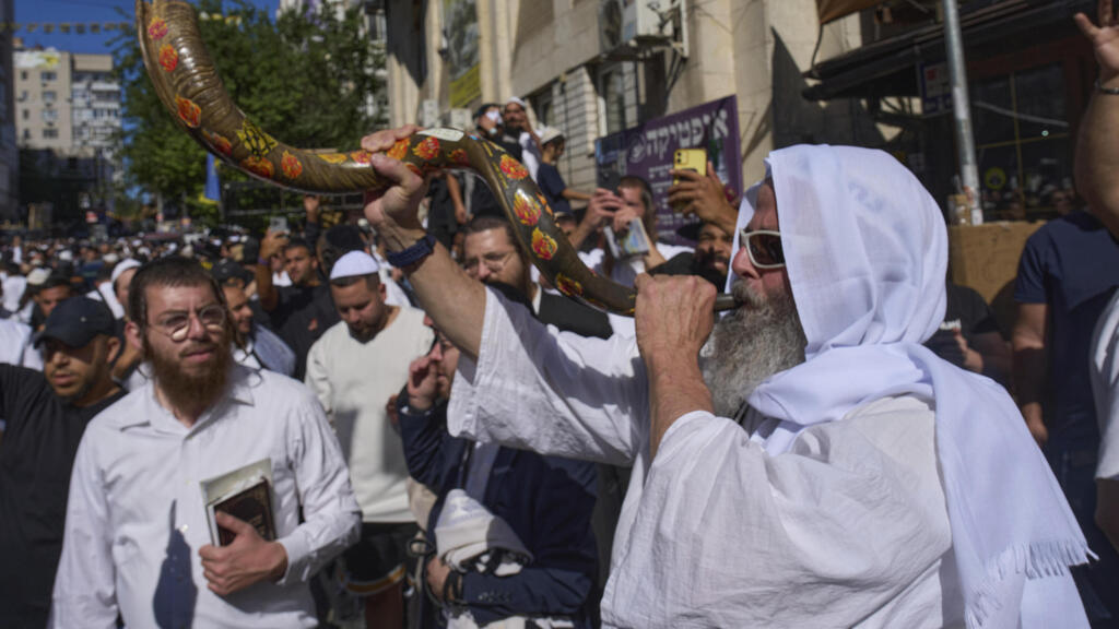 Хасиды в Умани (Фото: AP Photo/Efrem Lukatsky) תוקעים בשופר באומן