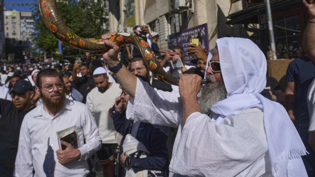 Паломники в Умани (Фото: AP Photo/Efrem Lukatsky) תוקעים בשופר באומן