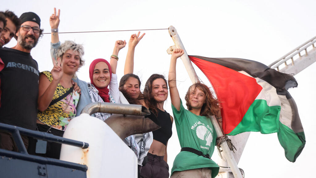 גרטה טונברג על ספינה משט ל עזה ליד כרתים