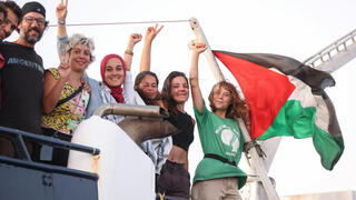 גרטה טונברג על ספינה משט ל עזה ליד כרתים