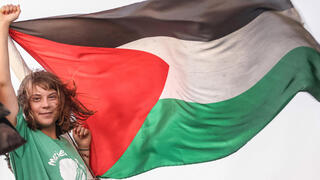 גרטה טונברג על ספינה משט ל עזה ליד כרתים