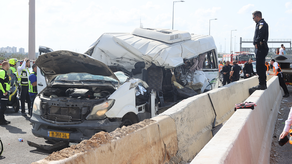 זירת תאונת הדרכים בכביש 5, בין מינבוס למשאית