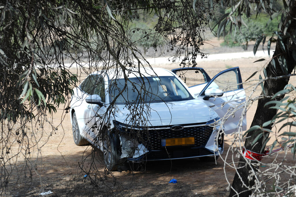 Машина Кадоша (Фото: Томер Халеви) זירת החשד לרצח בכביש 334