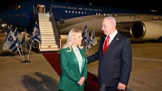 בני הזוג נתניהו לפני ההמראה לארה"ב