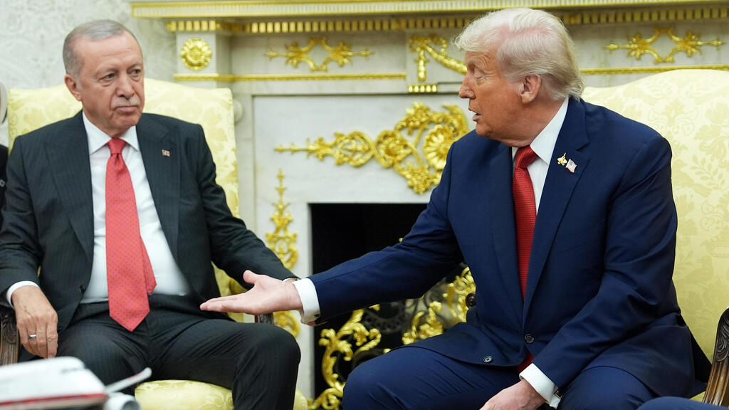 Трамп и Эрдоган (Фото: AP Photo/Evan Vucci) נשיא ארה"ב דונלד טראמפ עם נשיא טורקיה רג'פ טאיפ ארדואן