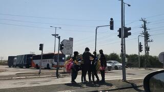 ילדים פלסטינים מקבצים נדבות בצמתים