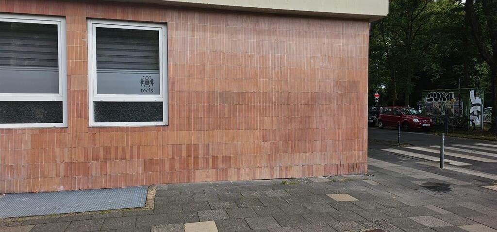 קיר מבנה שנמחקה ממנו כתובת גרפיטי