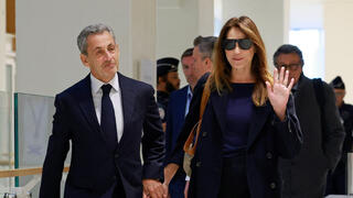 נשיא צרפת לשעבר ניקולא סרקוזי גזר דין 5 שנות מאסר עם אשתו קרלה ברוני