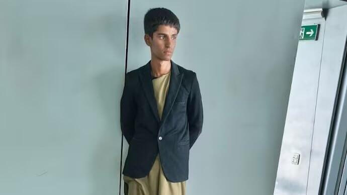 אפגניסטן ילד בן 13 ש התגנב ל כן הנסע של מטוס נחת ב ניו דלהי הודו