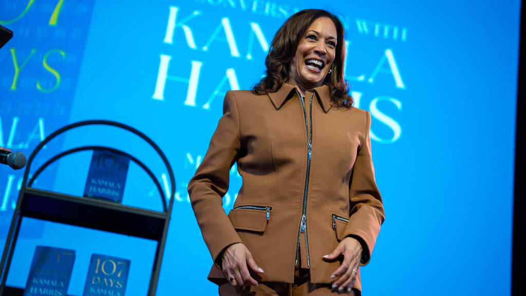 קמלה האריס עונה על שאלות בנושא המלחמה בעזה, בזמן ראיון על ספרה בטיימס סקוור