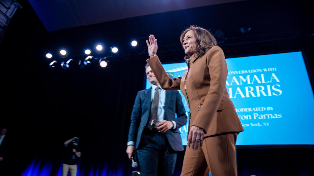 קמלה האריס עונה על שאלות בנושא המלחמה בעזה, בזמן ראיון על ספרה בטיימס סקוור