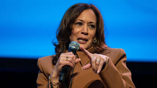 קמלה האריס עונה על שאלות בנושא המלחמה בעזה, בזמן ראיון על ספרה בטיימס סקוור