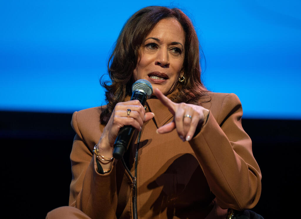 קמלה האריס עונה על שאלות בנושא המלחמה בעזה, בזמן ראיון על ספרה בטיימס סקוור