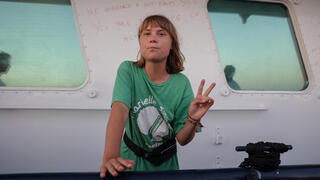 גרטה טונברג על ספינה משט ל עזה ליד כרתים