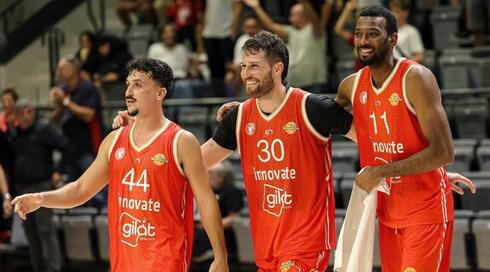 שחקני הפועל העמק מאושרים