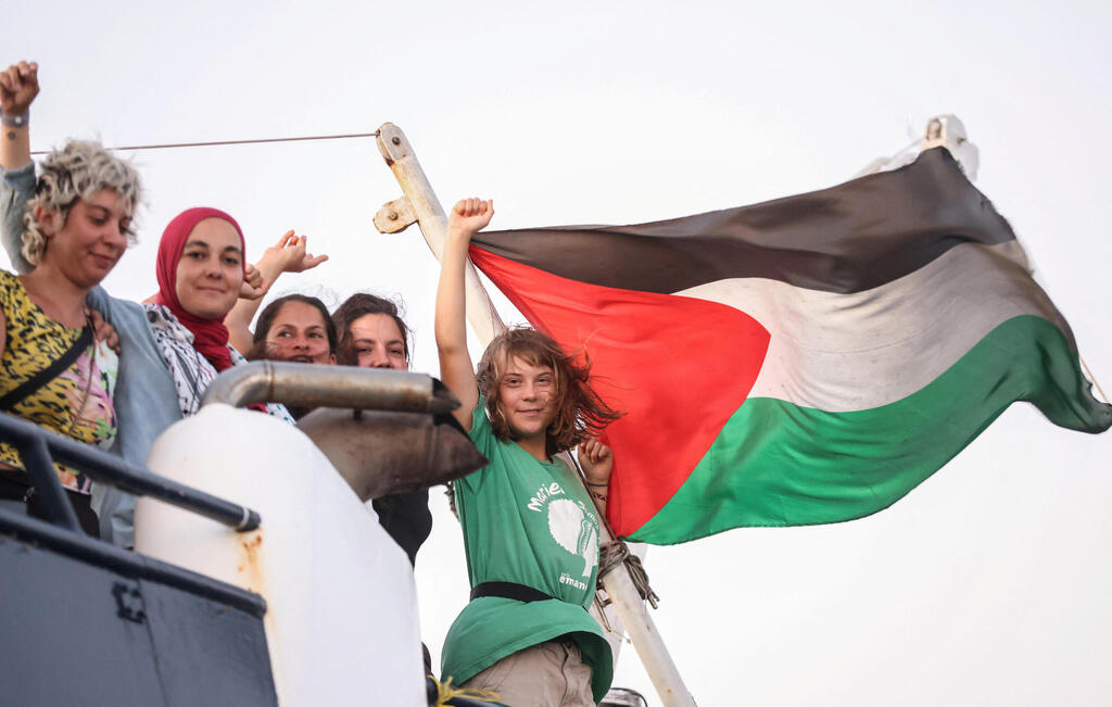 Greta Thunberg (right) on board the flotilla (Photo: REUTERS/Stefanos Rapanis) גרטה טונברג על ספינה משט ל עזה ליד כרתים