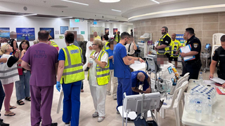 פצועים מפגיעת הכטב"מ מפונים לבית חולים יוספטל, אילת 