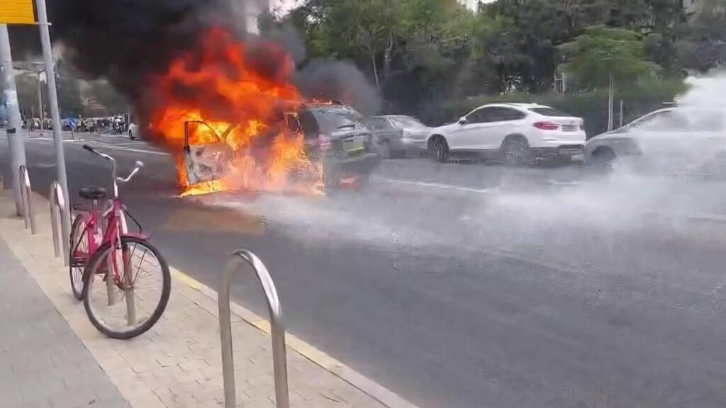 רכב נשרף ברחוב לה גווארדיה  בתל אביב