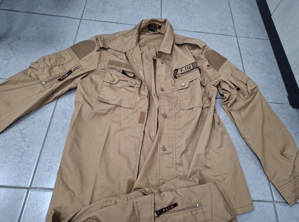 מסמכים מזוייפים ומדי משטרה מזוייפים שבהם השתמשו הנוכלים 